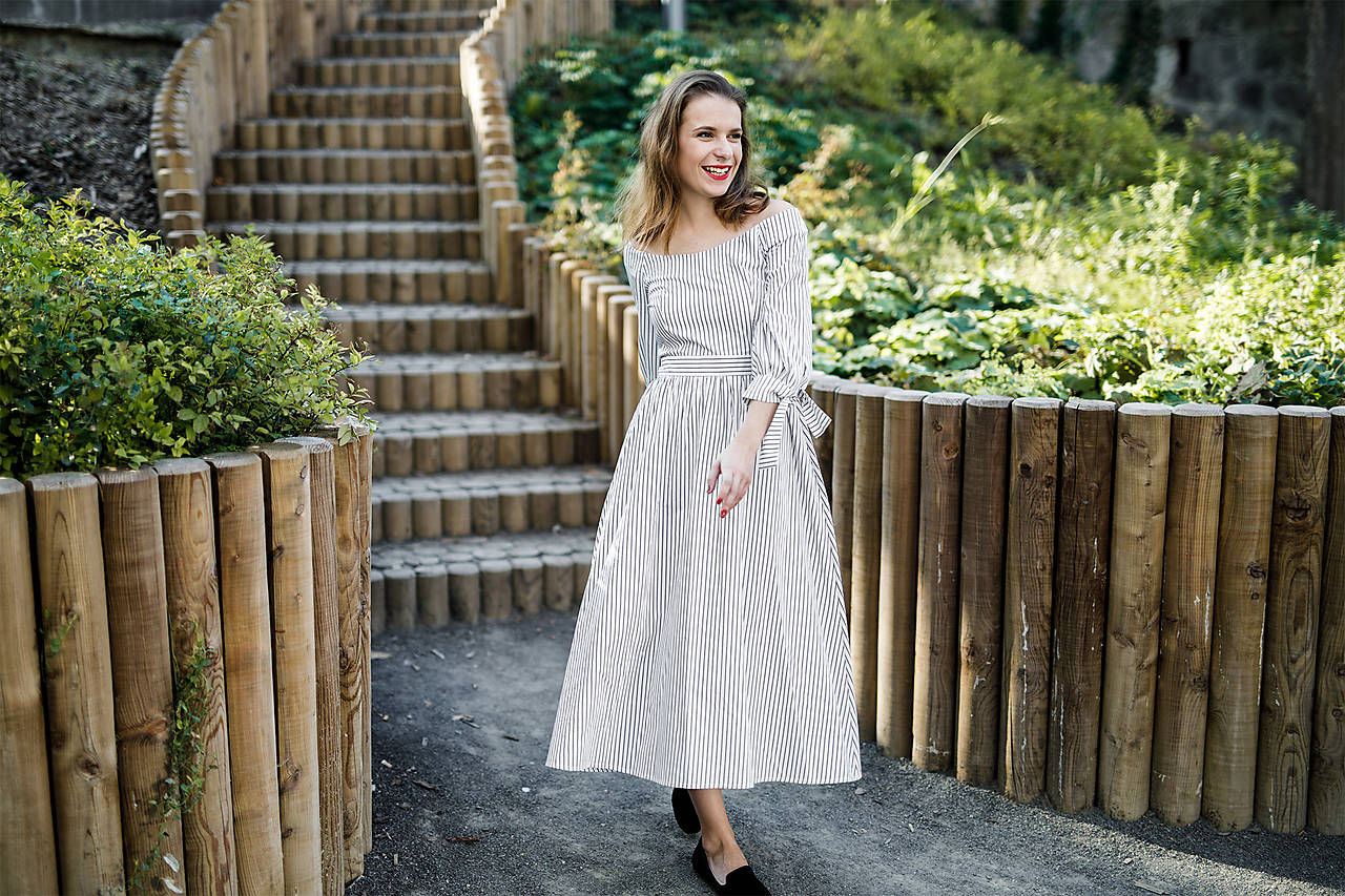 Prúžkované košeľové šaty s odhalenými ramenami 