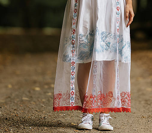 Biela maľovaná a vyšívaná sukňa Pod Tatrami - vypredaj
