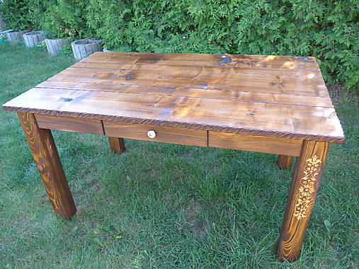 Drevený rustikálny stôl, kartáčovaný, s rezbou