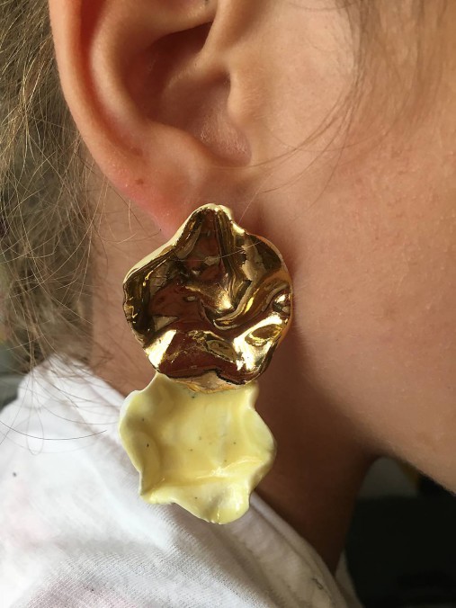 Náušnice - žlté so zlatom /keramika/ - 9965902_