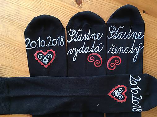 Maľované ponožky pre novomanželov / k výročiu svadby (čierne s bielo červenou maľbou)