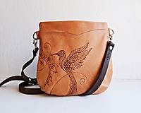Kabelky - ALA "Hummingbird" malá kožená kabelka s vypaľovaným obrázkom - 9977742_