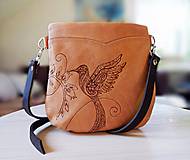 Kabelky - ALA "Hummingbird" malá kožená kabelka s vypaľovaným obrázkom - 9977744_