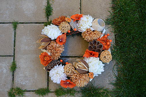 Dekorácie - Jesenný veniec so sušinou v jesenných farbách 30cm - 9980055_