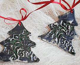 Dekorácie - Vianočné keramické stromčeky v efektnej zelenej farbe. - 9983872_