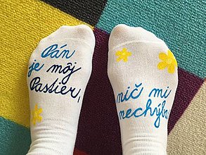 Ponožky, pančuchy, obuv - Motivačné maľované ponožky s nápisom: "Pán je môj pastier!" (Na bielych s písaným textom a kvietkami) - 9984562_