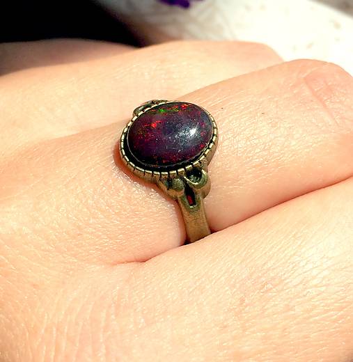 Vintage Bronze Black Opal Ring / Jemný bronzový prsteň s prírodným čiernym opálom /1028