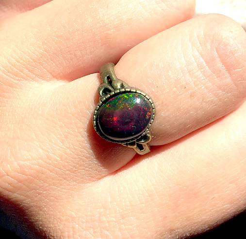 Vintage Bronze Black Opal Ring / Jemný bronzový prsteň s prírodným čiernym opálom /1028