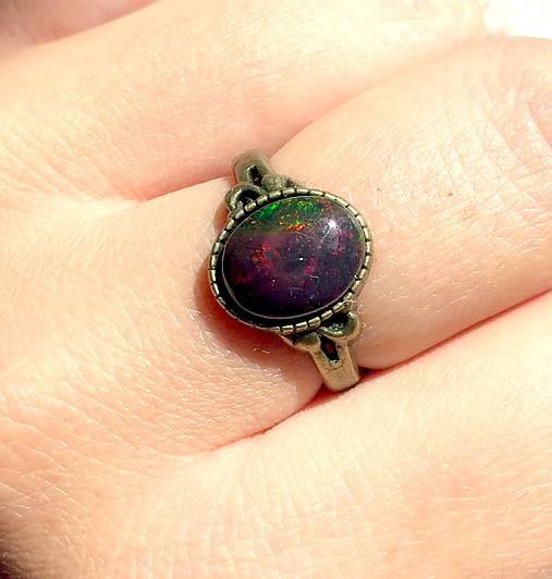 Vintage Bronze Black Opal Ring / Jemný bronzový prsteň s prírodným čiernym opálom /1028