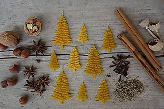 Dekorácie - stromčeky z včelieho vosku- ozdoba na vianočný stromček - 9995016_