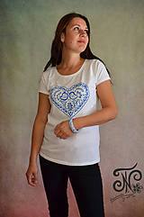 Topy, tričká, tielka - Ľudové srdiečko ♥ -maľované tričko (biele s modrým ♥) - 10005420_