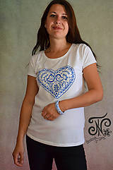 Topy, tričká, tielka - Ľudové srdiečko ♥ -maľované tričko (biele s modrým ♥) - 10005421_