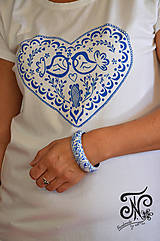 Topy, tričká, tielka - Ľudové srdiečko ♥ -maľované tričko (biele s modrým ♥) - 10005422_