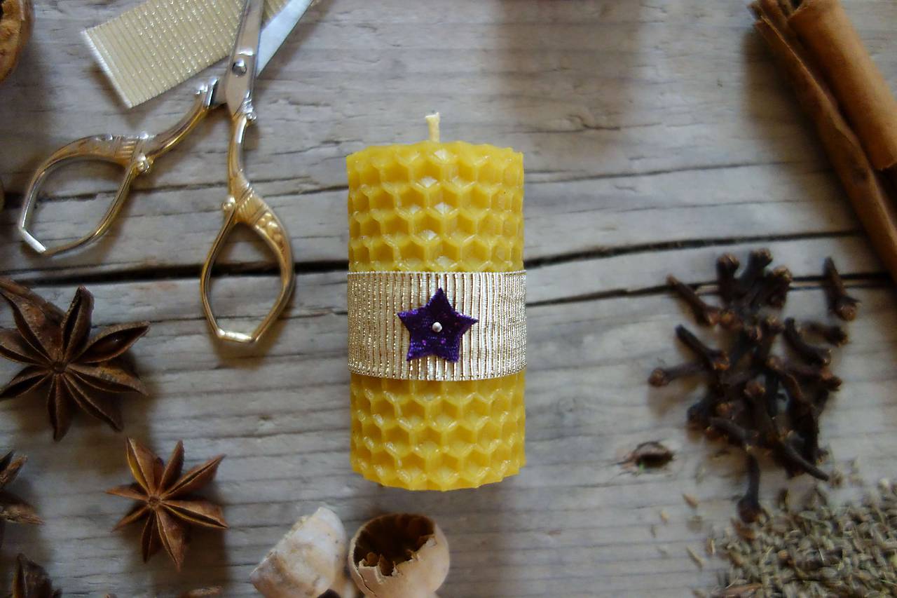 sviečka z včelieho vosku- malá- vianočná s fialovou hviezdičkou
