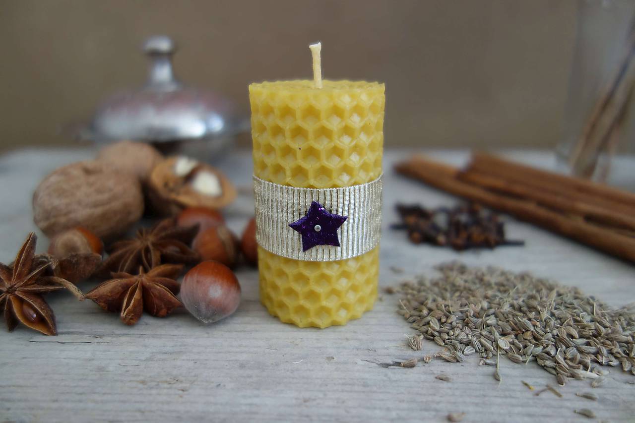 sviečka z včelieho vosku- malá- vianočná s fialovou hviezdičkou