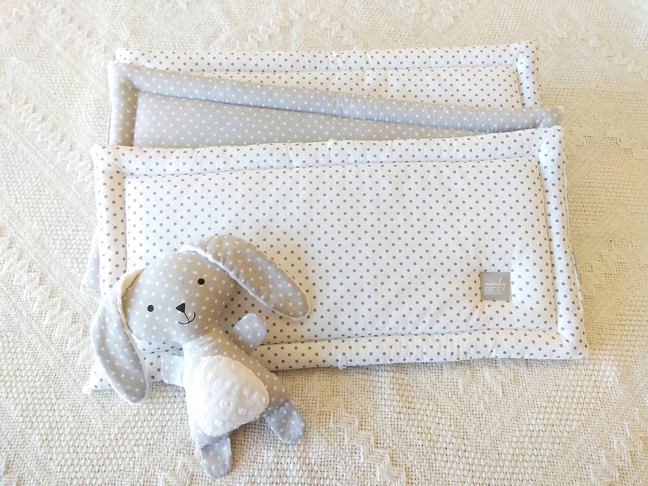 Mantinel do postieľky plochý (Okolo celej postieľky -  bodky sivo biela kombinácia)