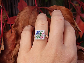Prstene - Strieborný prsteň s ručne vyšívanými kvetmi - 10028212_