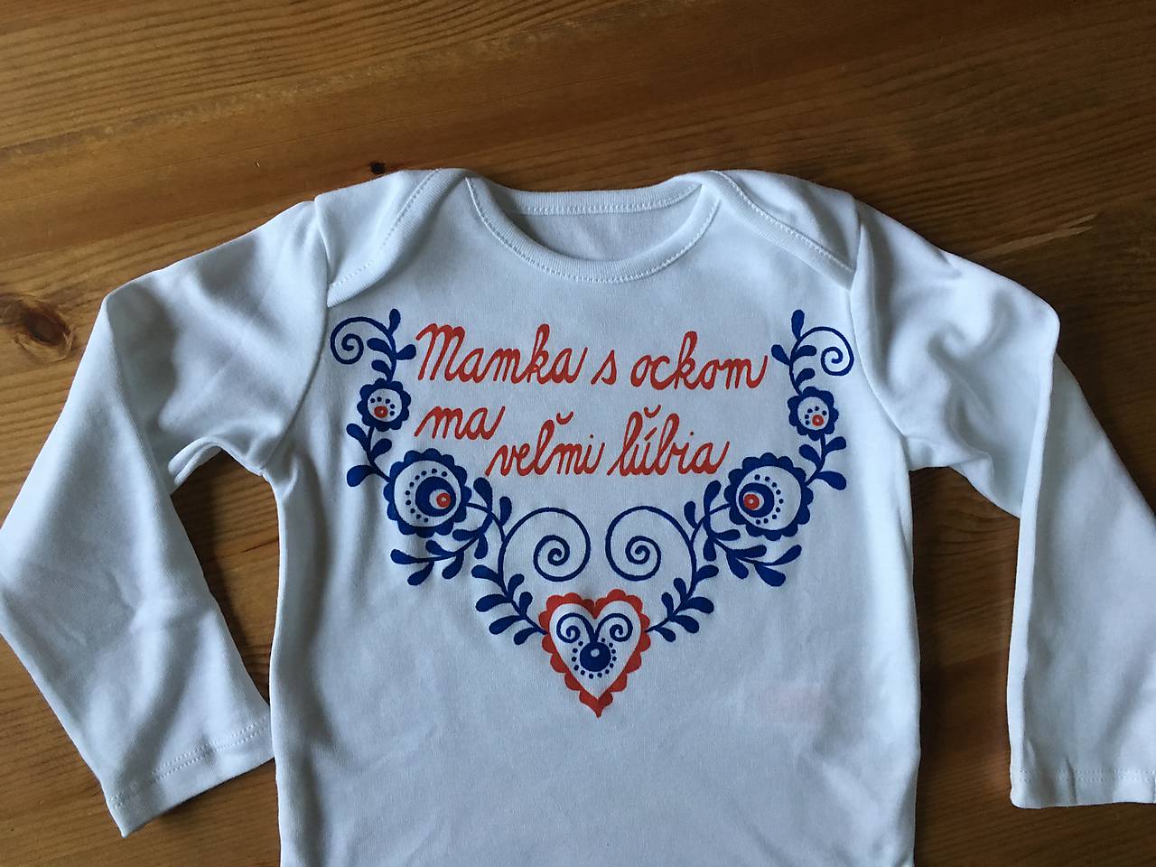 Maľované body s nápisom "ma veľmi ľúbia " (s ľudovým vzorom)