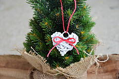 Dekorácie - Vianočná ozdoba na stromček - biele srdce s červenou mašličkou - 10037172_