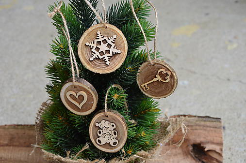 Drevené ozdoby na stromček- vločka, srdce, kľúčik a  macko - sada 4ks