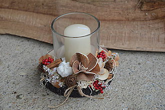 Svietidlá - Vianočný drevený svietnik so sviečkou - prírodno-červený - 10037122_