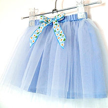 Detské oblečenie - Dětská světle modrá tylová sukně s kopretinami - 10043961_