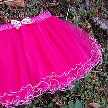 Detské oblečenie - Dětská sytě růžová tylová sukně s lemováním - 10043988_
