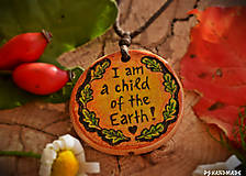 Náhrdelníky - Drevený prívesok "I am a child of the Earth" - 10047158_