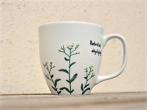 Nádoby - Maľovaný porcelánový hrnček - Bylinky (Rebríček obyčajný) - 10052325_