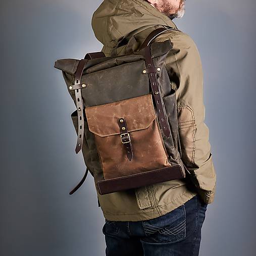 Tmavo-olivový mestský batoh z kože a voskovanej tkaniny. Módny ruksak.