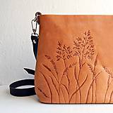 Kabelky - MILA "Grass" kožená kabelka s vypaľovaným obrázkom - 10073818_