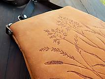 Kabelky - MILA "Grass" kožená kabelka s vypaľovaným obrázkom - 10073821_