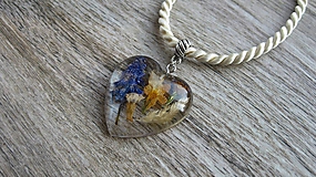 Náhrdelníky - Srdiečko s kvietkami - živicový náhrdelník (srdiečko väčšie s kvietkami, č. 2425) - 10077575_