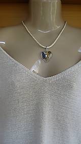 Náhrdelníky - Srdiečko s kvietkami - živicový náhrdelník (srdiečko väčšie s kvietkami, č. 2425) - 10077577_