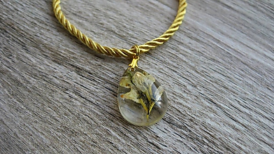 Náhrdelníky - Slzička s kvietkami - živicový náhrdelník (AKCIA s lúčnym kvietkom č. 2422) - 10077320_