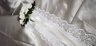 Ozdoby do vlasov - Biely romantický svadobný hrebeň do vlasov s bielymi ružami, perličkami, stuhami a čipkou - 10083311_