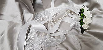 Ozdoby do vlasov - Biely romantický svadobný hrebeň do vlasov s bielymi ružami, perličkami, stuhami a čipkou - 10083313_