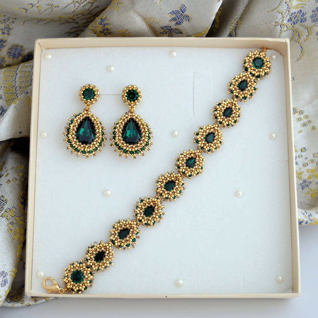 Elegantný pozlátený set zo smaragdovými krištáľmi