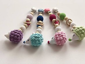 Hračky - Háčkovaný farebný ježko s rolničkou / Crochet colorful hedgehog teether (Modrá) - 10094369_