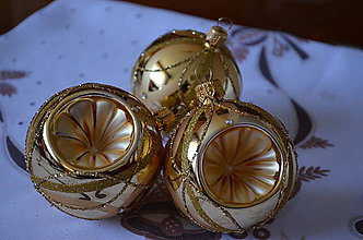 Dekorácie - Zlaté lesklé vypichované guličky s kamienkami - 10092977_
