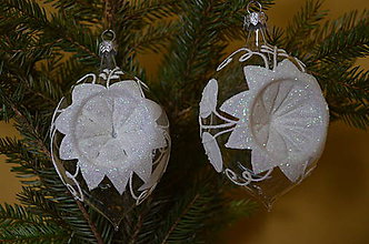 Dekorácie - Vypichovaná cibule s  bielou vianočnou ružou. - 10097235_