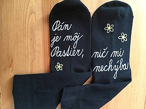 Ponožky, pančuchy, obuv - Motivačné maľované ponožky s nápisom: "Pán je môj pastier!" (Na čiernych bielou s písaným textom a kvietkami) - 10098293_