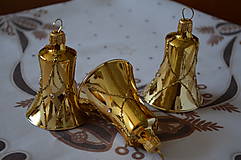 Dekorácie - Zlaté lesklé zvončeky s kamienkami - 10102295_