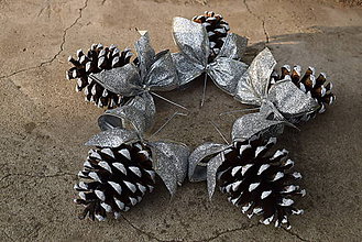 Dekorácie - Ozdoby na Vianočný stromček z veľkých zasnežených šišiek - 10108926_