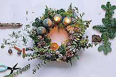 Dekorácie - Vianočný veniec_Čarovný les (Adventný veniec s bielymi svieckami) - 10113270_