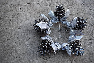 Dekorácie - Ozdoby na Vianočný stromček z malých strieborných šišiek ... - 10109020_
