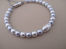 Náramky - Bielo-strieborný perlový náramok - chirurgická oceľ - 10115264_