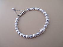 Náramky - Bielo-strieborný perlový náramok - chirurgická oceľ - 10115266_