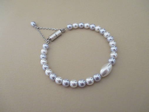 Bielo-strieborný perlový náramok - chirurgická oceľ