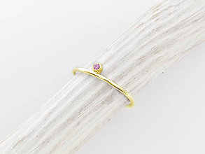 Prstene - 585/1000 zlatý prsteň s prírodným rúžovým zafírom - 10131781_